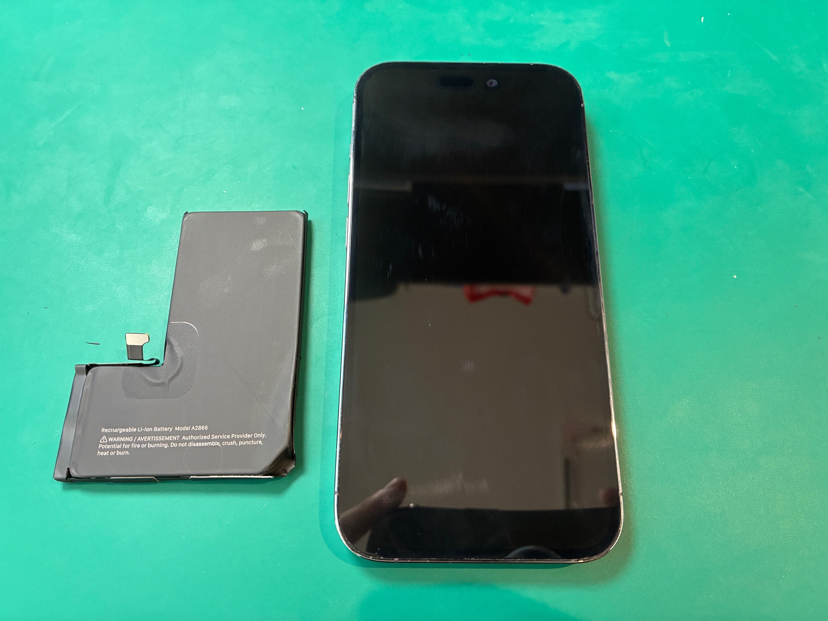 iPhone 14Pro（アイフォン）のバッテリー交換はスマホ修理工房イオンモール福岡店で即日修理可能です！